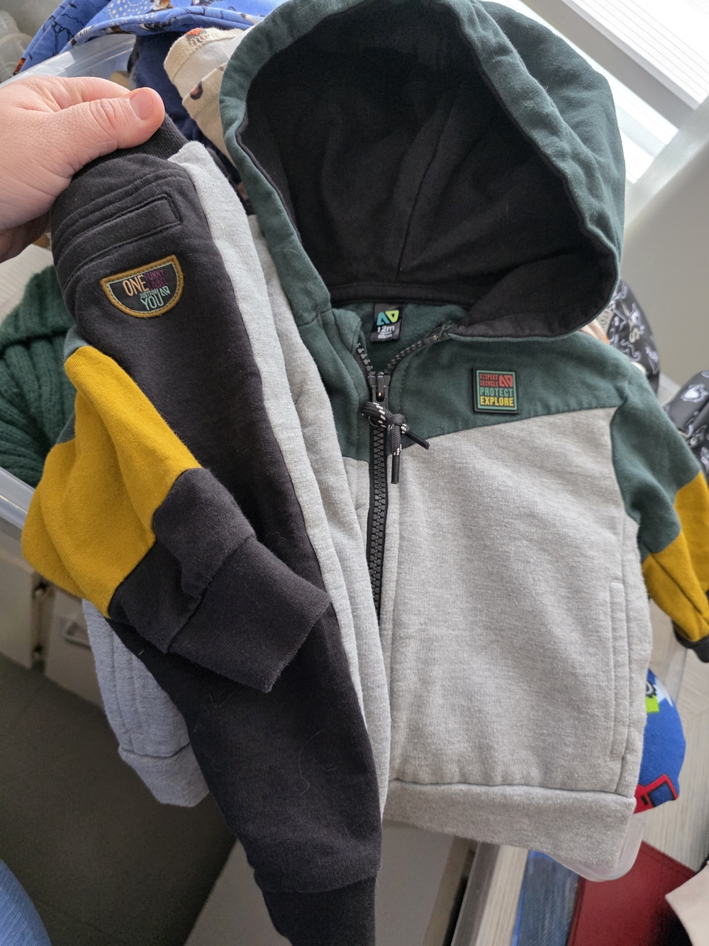 Ensemble Nano 12 Mois BabyAdventure-Theme Kids Zip Hoodie - Green, Gray & Yellow